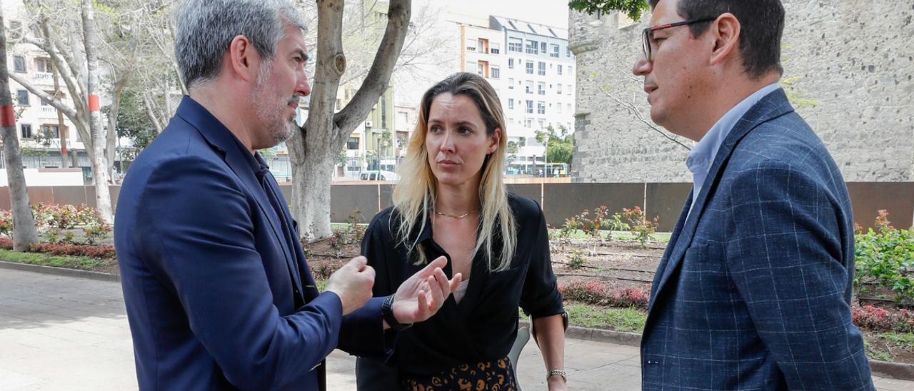 La diputada María Fernández junto al líder de CC, Fernando Clavijo, y el parlamentario regional, Pablo Rodríguez, esta mañana en la capital grancanaria