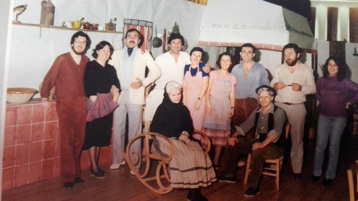 Jaume Sastre, el tercero por la izquierda, posa con sus compañeros de reparto en una obra de teatro.