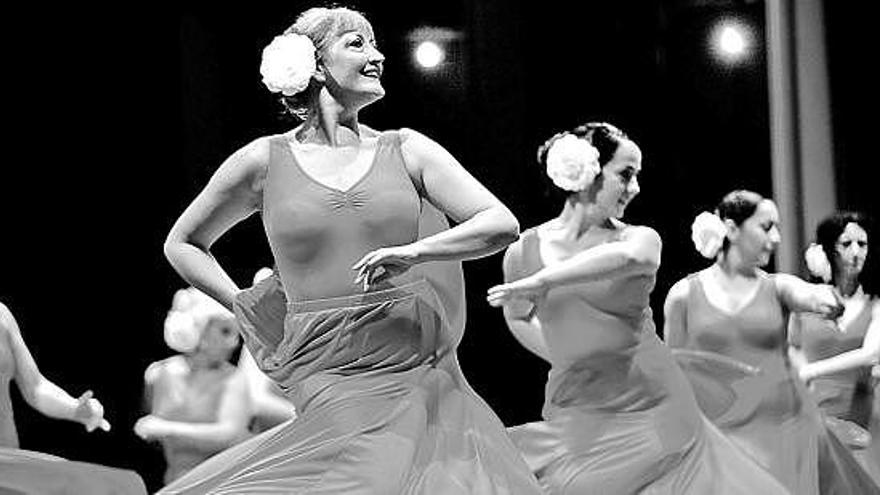 Alumnas de sevillanas sobre el escenario en la gala de fin de curso de Artes y Oficios.