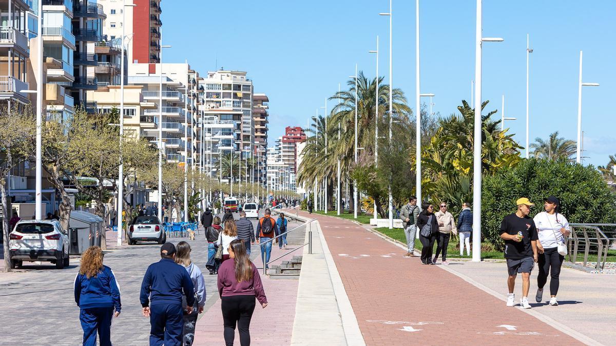 Turistas en la playa de Gandia