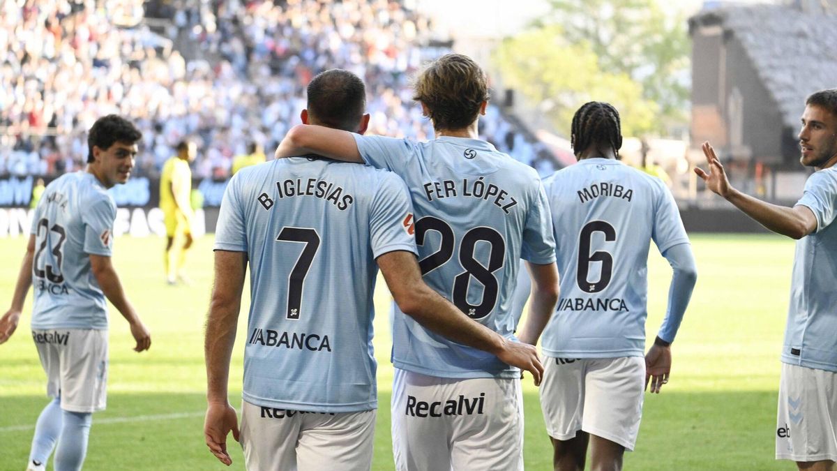 Borja Iglesias y Fer López celebran un gol en el partido contra el Villarreal
