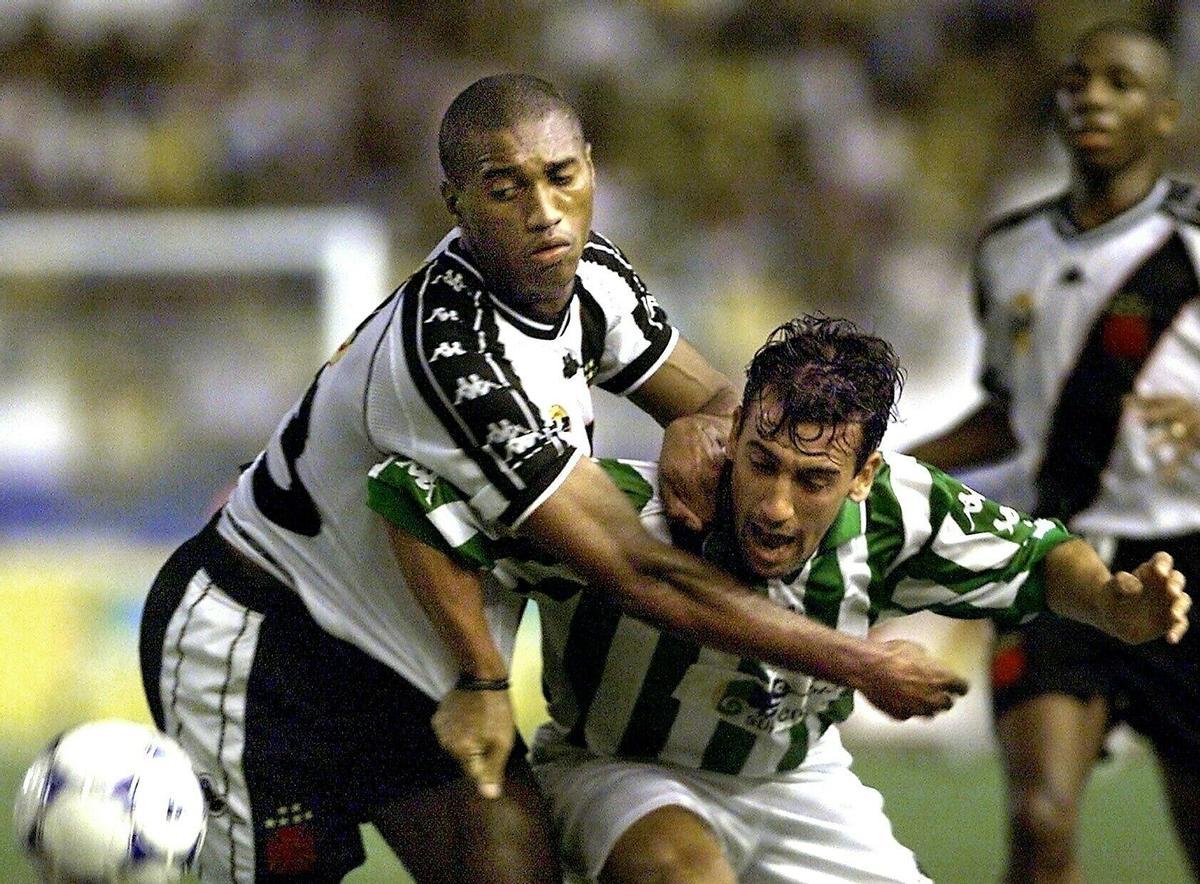 Geder (izq), del Vasco Da Gama, disputa un bal?n con Oli, del Real Betis (dcha), durante el encuentro que ambos equipos han disputado, correspondiente al Trofeo Ram?n de Carranza que se celebra en el estadio de la ciudad andaluza. ***IMAGEN CAMARA DIGITAL***. deportiva accion 99/00 _ horizontal