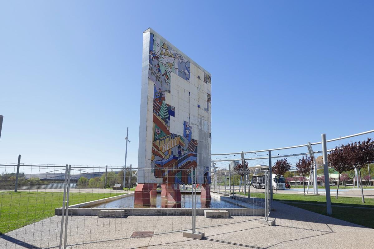 Obra de arte que se cae a cachos en la ribera del Ebro en la Expo.