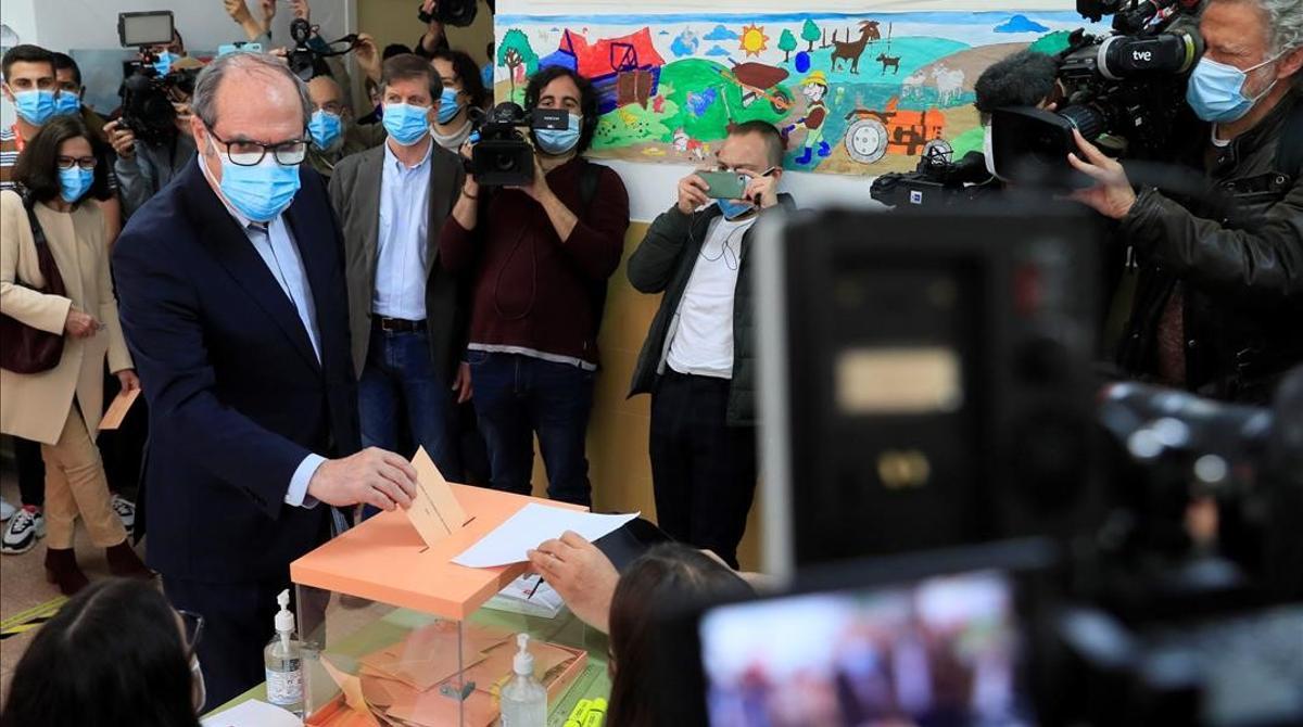 El candidato del PSOE, Ángel Gabilondo, ejerce su derecho al voto en el colegio Joaquín Turina en Madrid.
