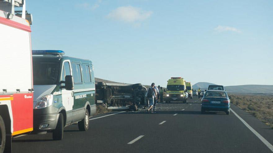 Dos jóvenes heridas después de la colisión y el vuelco de un coche en Famara