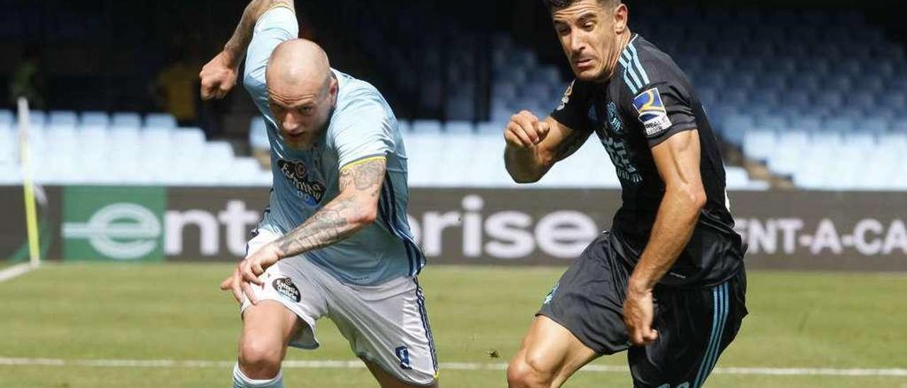 Guidetti avanza con el balón ante Yuri, de la Real, en el último partido de Liga. // Alba Villar