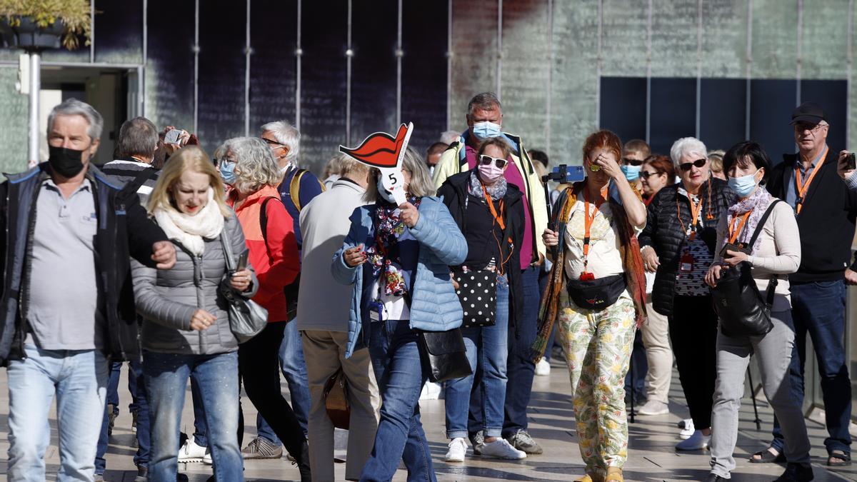 Turistas pasean por la calle Alcazabilla.