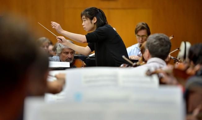 ELIM CHAN DIRECTORA CHINA ORQUESTA FILARMONICA