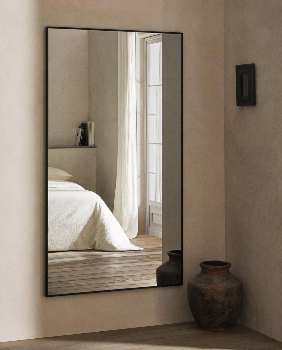 Espejo rectangular con marco metálico de Zara Home