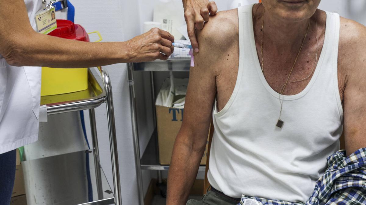 Salud retoma la campaña de vacunación contra la gripe y la covid: esta es la población a la que está destinada