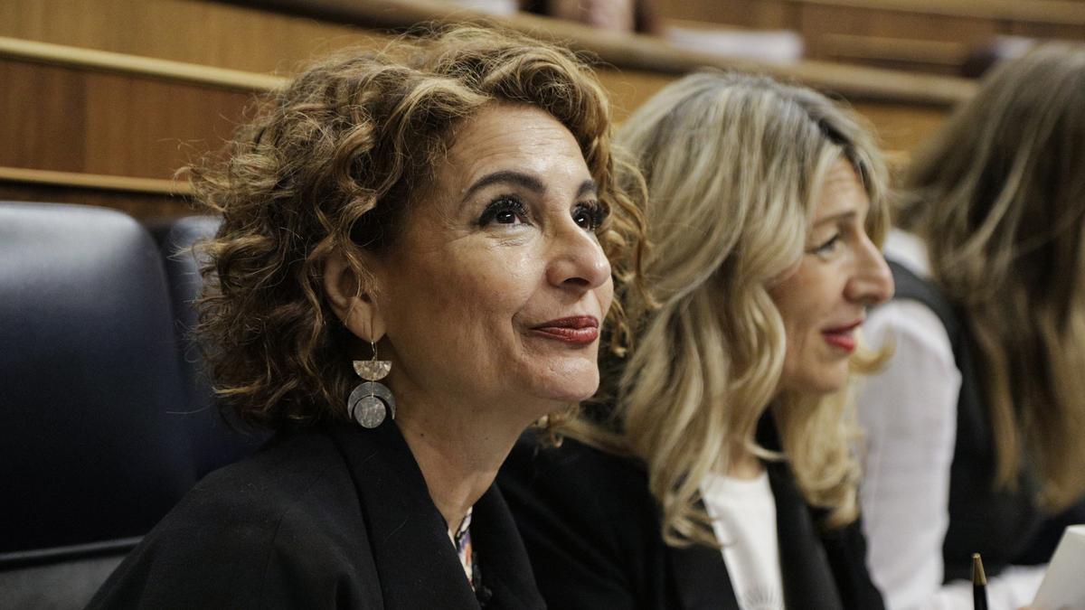 Las vicepresidentas primera y segunda, María Jesús Montero y Yolanda Díaz, en el pleno del Congreso, en una imagen de archivo.