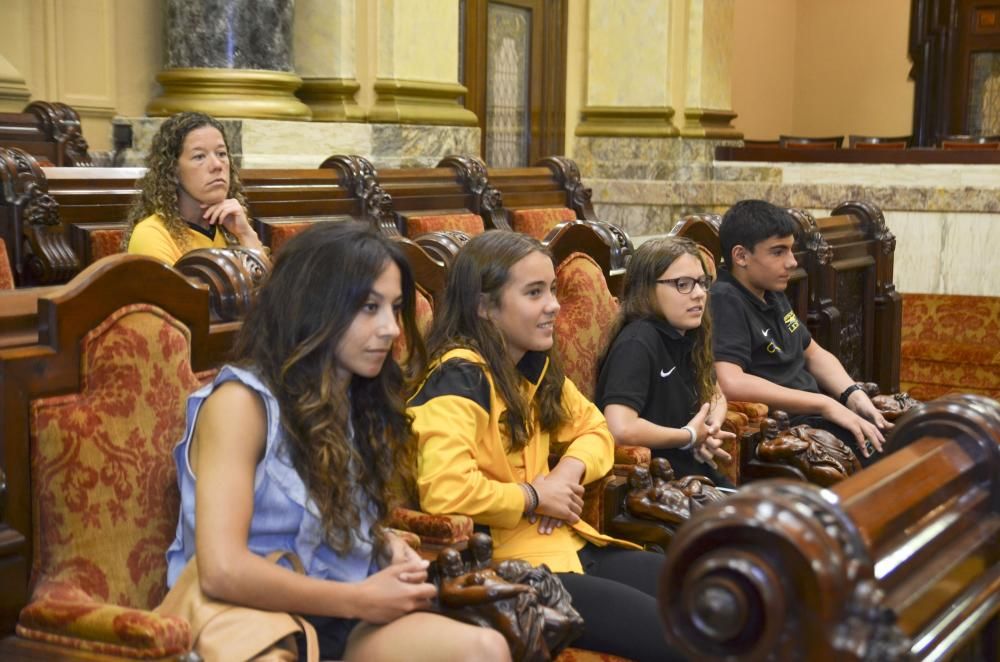 El concejal de Culturas José Manuel Sande y el alcalde Xulio Ferreiro reciben en el Ayuntamiento a los deportistas.