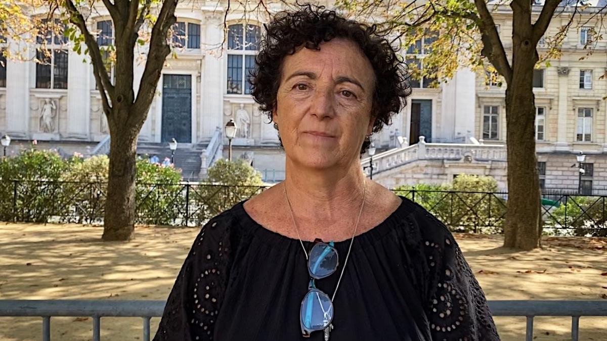 Cristina Garrido, madre de Juan Alberto González, en una de sus visitas a París para rendir homenaje a su hijo muerto en el atentado de Bataclan.