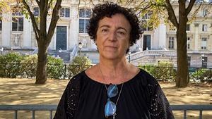 Cristina Garrido, madre de Juan Alberto González, en una de sus visitas a París para rendir homenaje a su hijo muerto en el atentado de Bataclan.