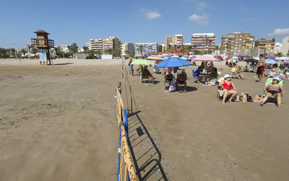 Carrera a contrarreloj en Sagunt, para abrir este fin de semana nuevos tramos de la playa afectados por la lluvia.