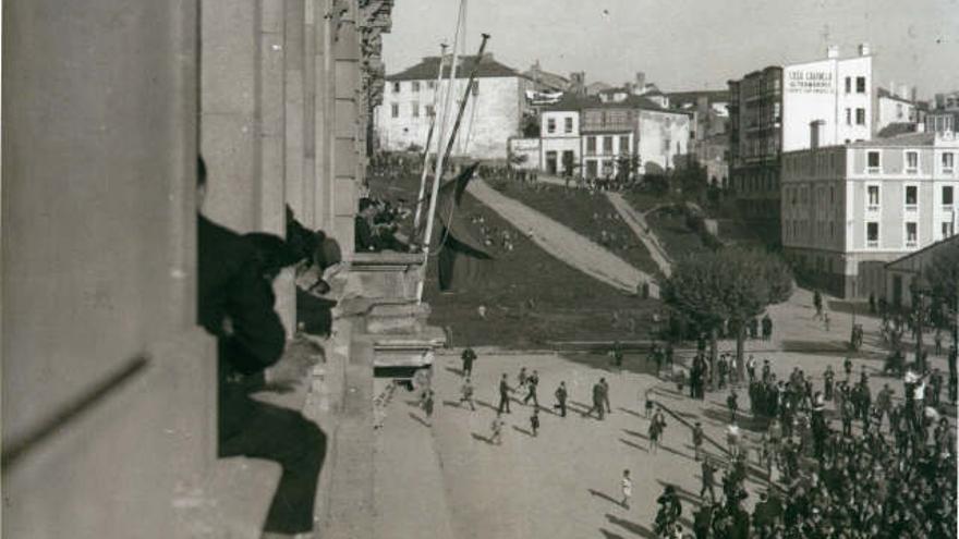 La bandera tricolor ondea en el ayuntamiento coruñés.