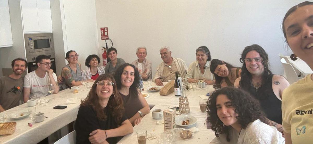 Selfie de José Freixanes con Olvido e Alfonso Pexegueiro, nun xantar coas e os artistas residentes no mes de xuño 2025.   | // ALBA NOGUEIRA