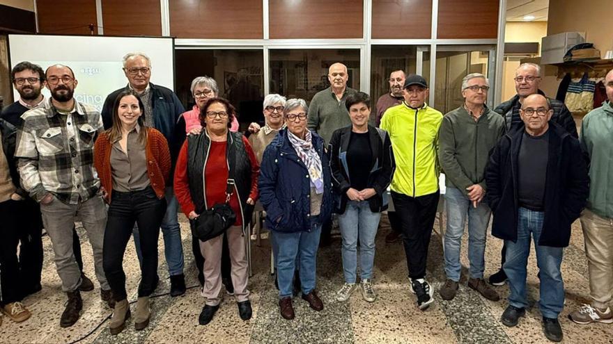 La alcaldesa, con vecinos de San Miguel de Tabagón que integran la comunidad energética.