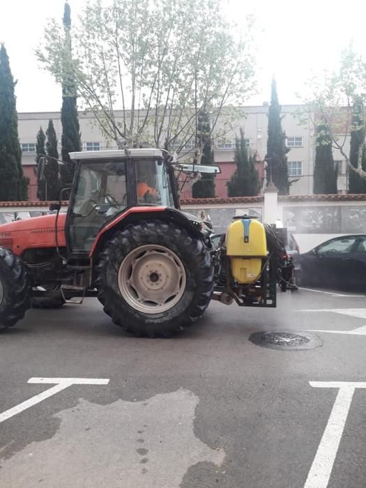 Los tractores se suman a la limpieza de Manises