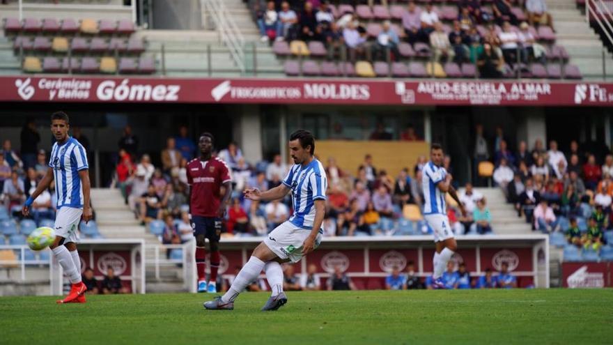 Aurtenetxe despeja el balÃ³n en el duelo frente al Pontevedra.