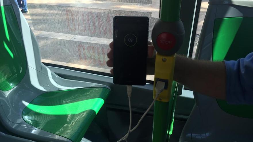 El Ayuntamiento instala puertos USB en los autobuses urbanos para cargar el móvil