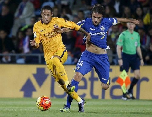 Barcelona's Neymar and Getafe's Leon fight for the ball during their Spanish first division soccer match at Coliseum Alfonso Perez stadium in Getafe, near Madrid, Spain