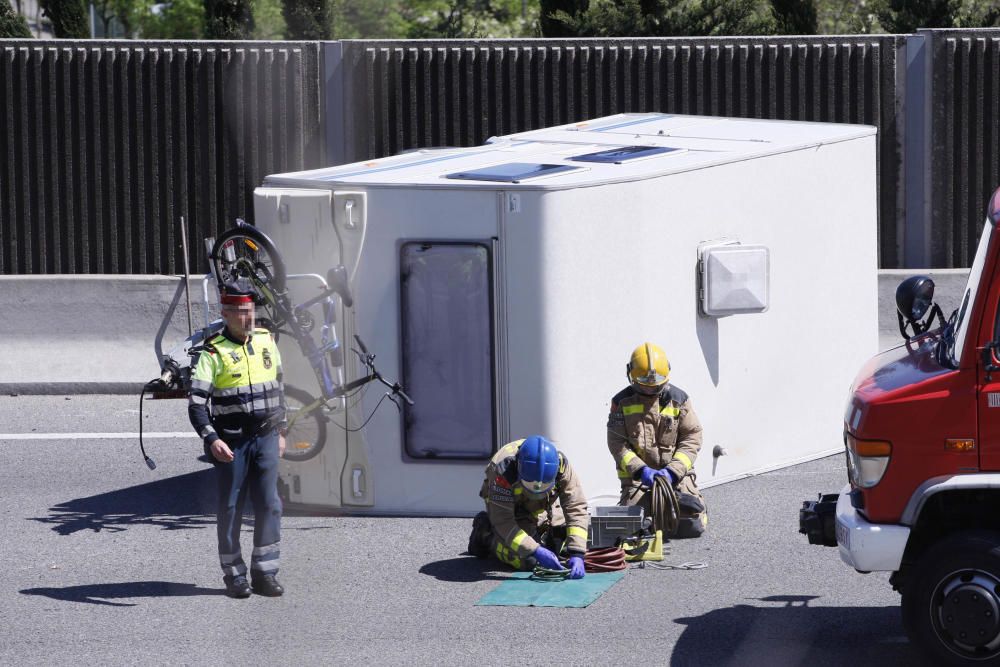 Una caravana bolca a l'AP-7 a Sarrià de Ter