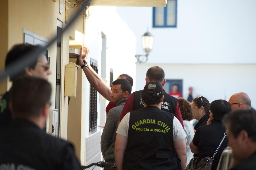 fuerteventura - Un agente con uno de los fardos ...