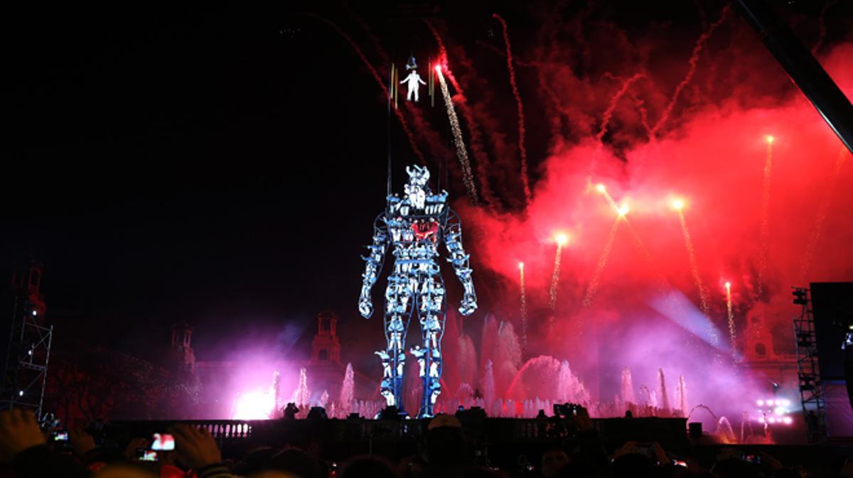 Espectacle trencador de les Fura dels Baus davant les fonts de Montjuïc.