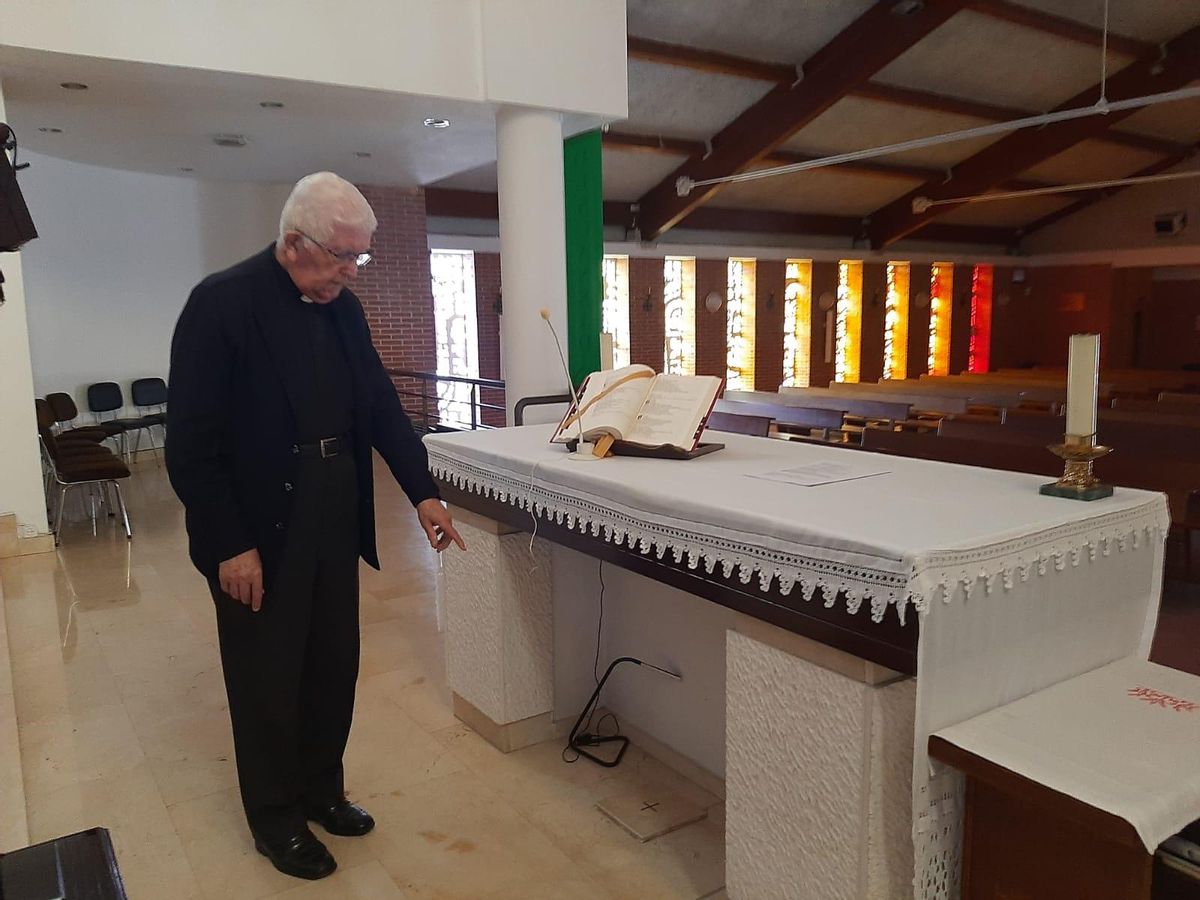 El párroco, señalando la zona donde se encuentran las reliquias de San Melchor.
