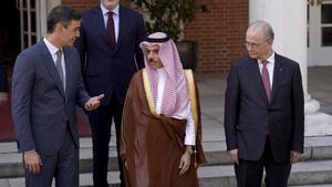 Pedro Sánchez junto a Faisal bin Farhan al Saud, ministro de Exteriores de Arabia Saudí, y el primer ministro palestino, Mohamed Mustafa (derecha).