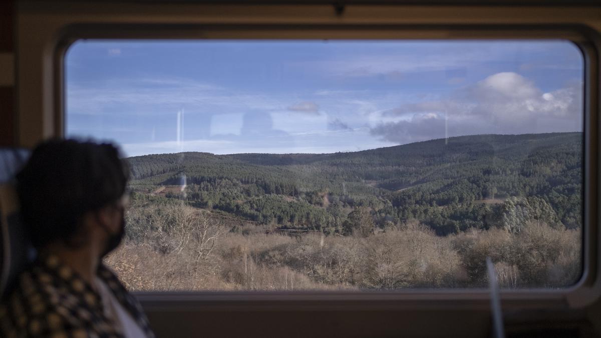 Un pasajero del primer viaje comercial del tren de alta velocidad entre Ourense y Madrid.
