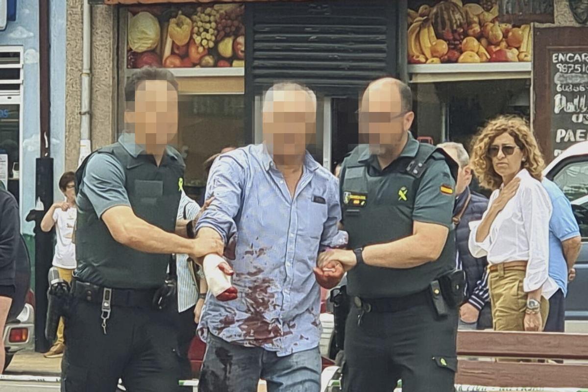 BEMBIBRE (LEÓN), 30/05/2025.-Un hombre es detenido por ser el supuesto autor de la muerte de otro varón que ha fallecido por los golpes que recibió con un arma de fuego durante una pelea y de causar heridas a otras dos personas este viernes por la mañana, en la plaza de Santa Bárbara de Bembibre (León). EFE/