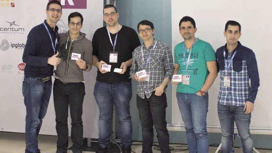 Los ganadores del hackathon con los creadores del evento Eloy Coto (i.) y Jesús Sayar (d.). // David Ibañez