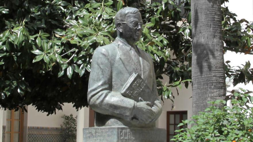 Monumento a Blas Infante en los jardines del Parlamento de Andalucía.