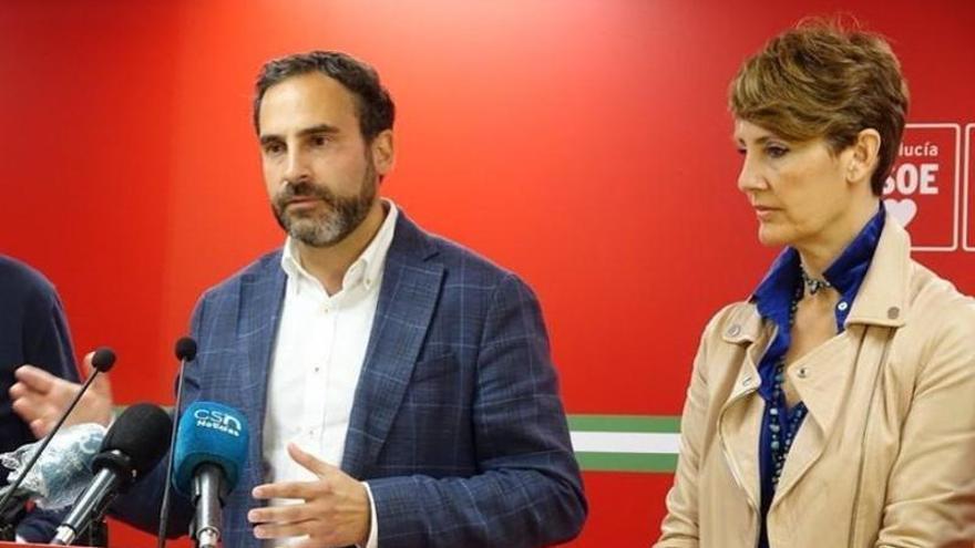 El secretario general del PSOE de Málaga, Dani Pérez, junto a la candidata a la alcaldía de Estepona e integrante de la Ejecutiva Provincial, Emma Molina.