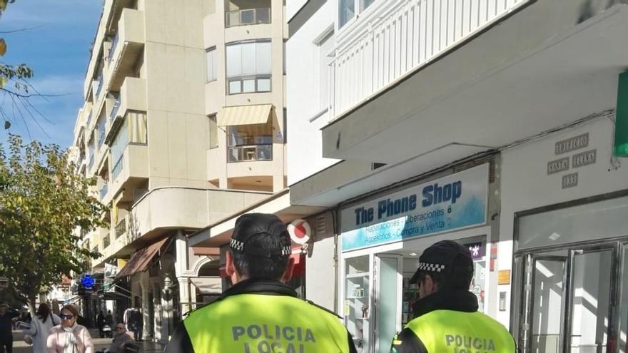 Agentes de la Policía Local rinconera, en una de las vías públicas.