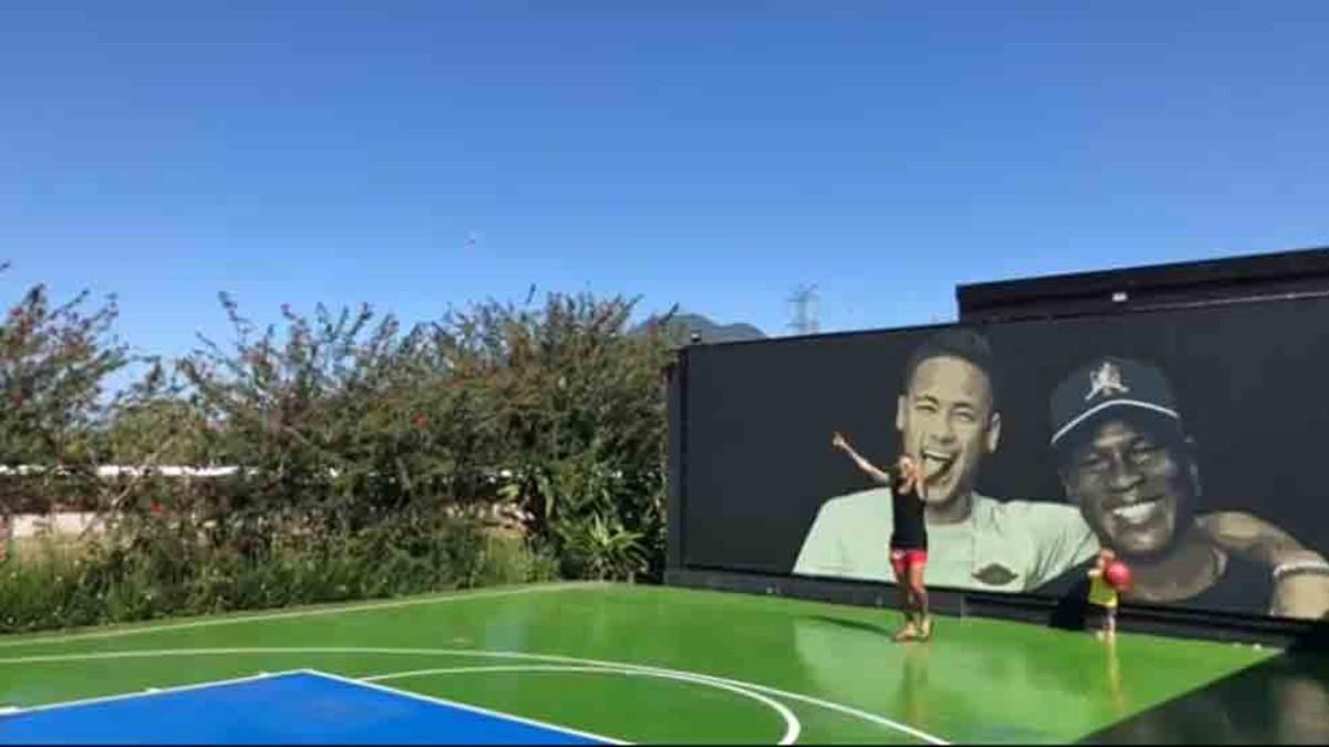 Neymar celebra la sorprendente canasta