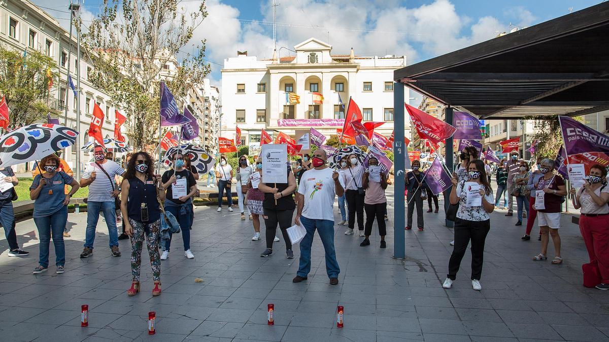 La concentración ante la Subdelegación del Gobierno en Alicante.