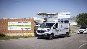 La Hermandad de la Sangre de Cristo abandona el vertedero de cabeza con el primer cadáver hallado en una cinta transportadora, el pasado 25 de abril.