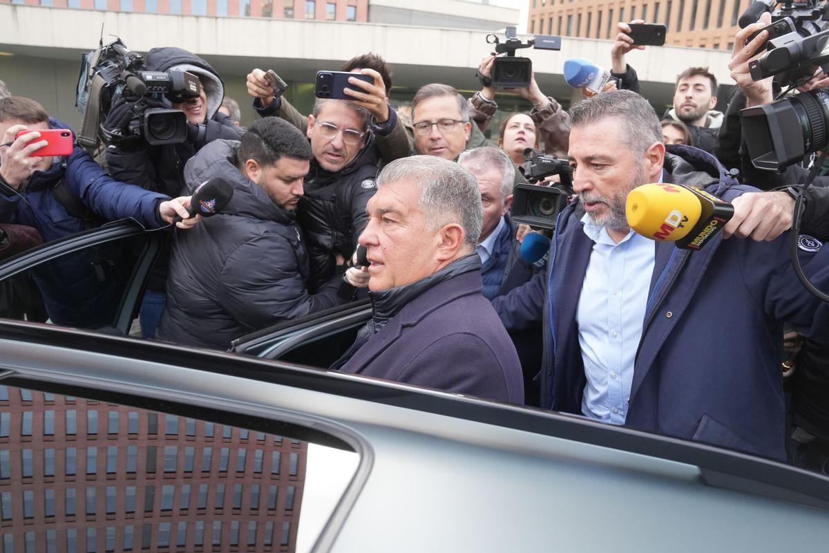 El presidente del F.C. Barcelona, Joan Laporta, a su llegada a la Ciutat de la Justicia, a 16 de enero de 2026, en Barcelona, Catalunya (España). Laporta, Yuste y otros dos exdirectivos y representantes de Core Store y CSSB Limited declaran en el Juzgado de Instrucción 22 de Barcelona como investigados por una presunta estafa de 91.500 euros ocurrida en 2016. 16 ENERO 2026 David Zorrakino / Europa Press 16/01/2026. Joan Laporta;Yuste;David Zorrakino