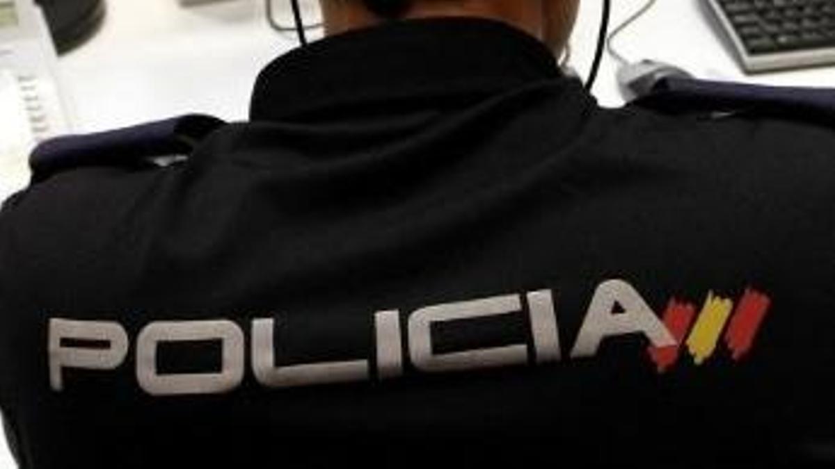 Un agente de la Policía Nacional revisa un ordenador.