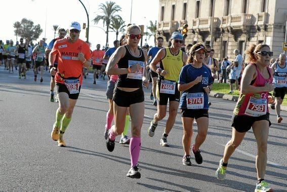 Start der Läufer beim Palma de Mallorca Marathon