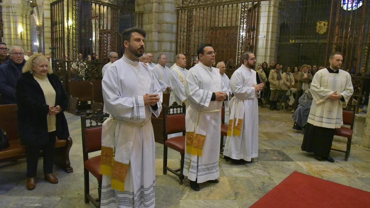 Los nuevos sacerdotes Iván Martínez, kevin Mora y Javier Sánchez, durante su ordenación en la catedral de Badajoz.