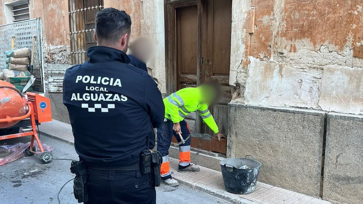 Policía Local de Alguazas observa cómo se procede a tapiar una vivienda.