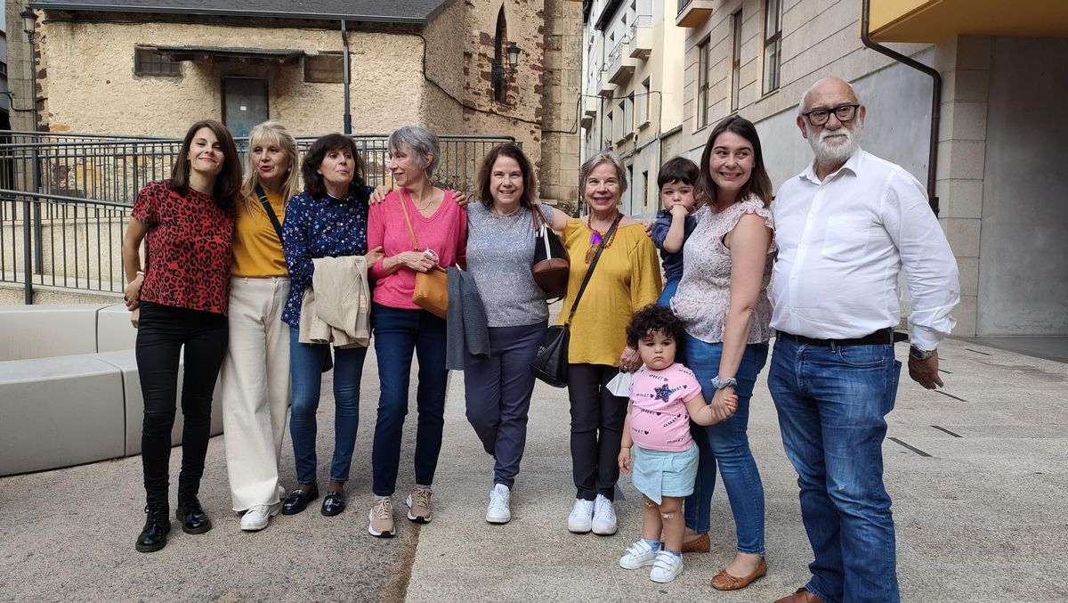 Maruxa, Carmiña e Celia Delgado (no centro da imaxe), fillas de Florencio, con outros familiares do poeta.