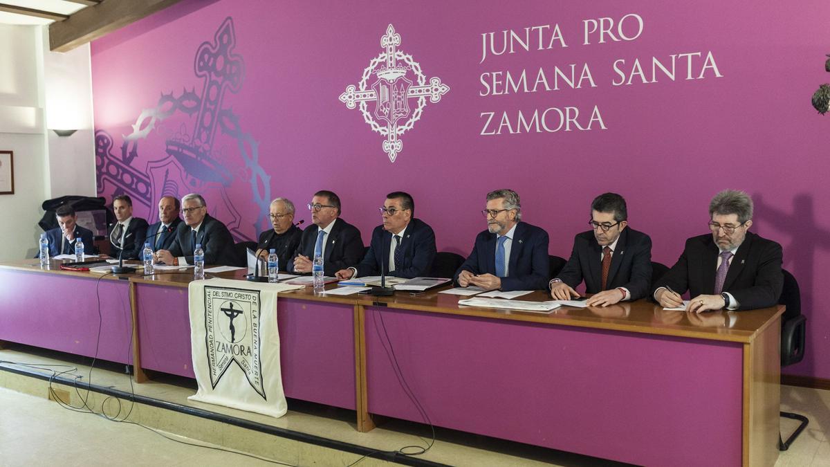 Directiva de la Buena Muerte, en una asamblea presidida por Félix Gómez