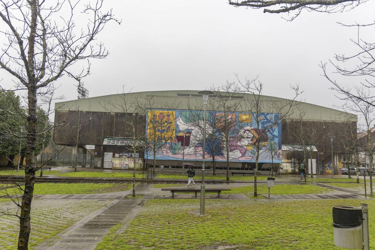 Fachada do pavillón de Santa Isabel cuxa piscina reabre esta fin de semana