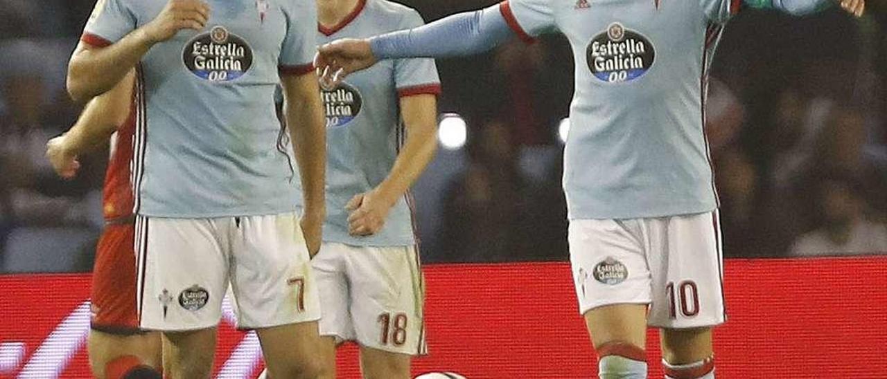 Iago Aspas, junto a Maxi Gómez y Daniel Wass, muestra su descontento en el partido contra el Girona, el viernes en Balaídos. // Ricardo Grobas