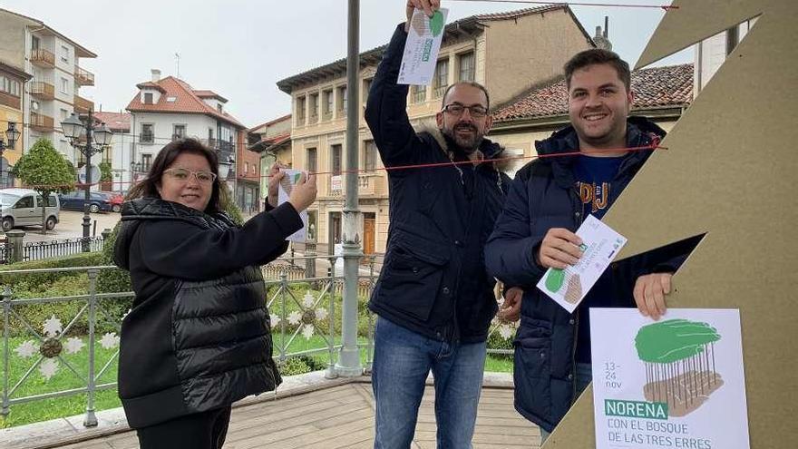 Por la izquierda, la edil Ana González, el presidente de los comerciantes, Marco Casas, y el edil Pelayo Suárez.